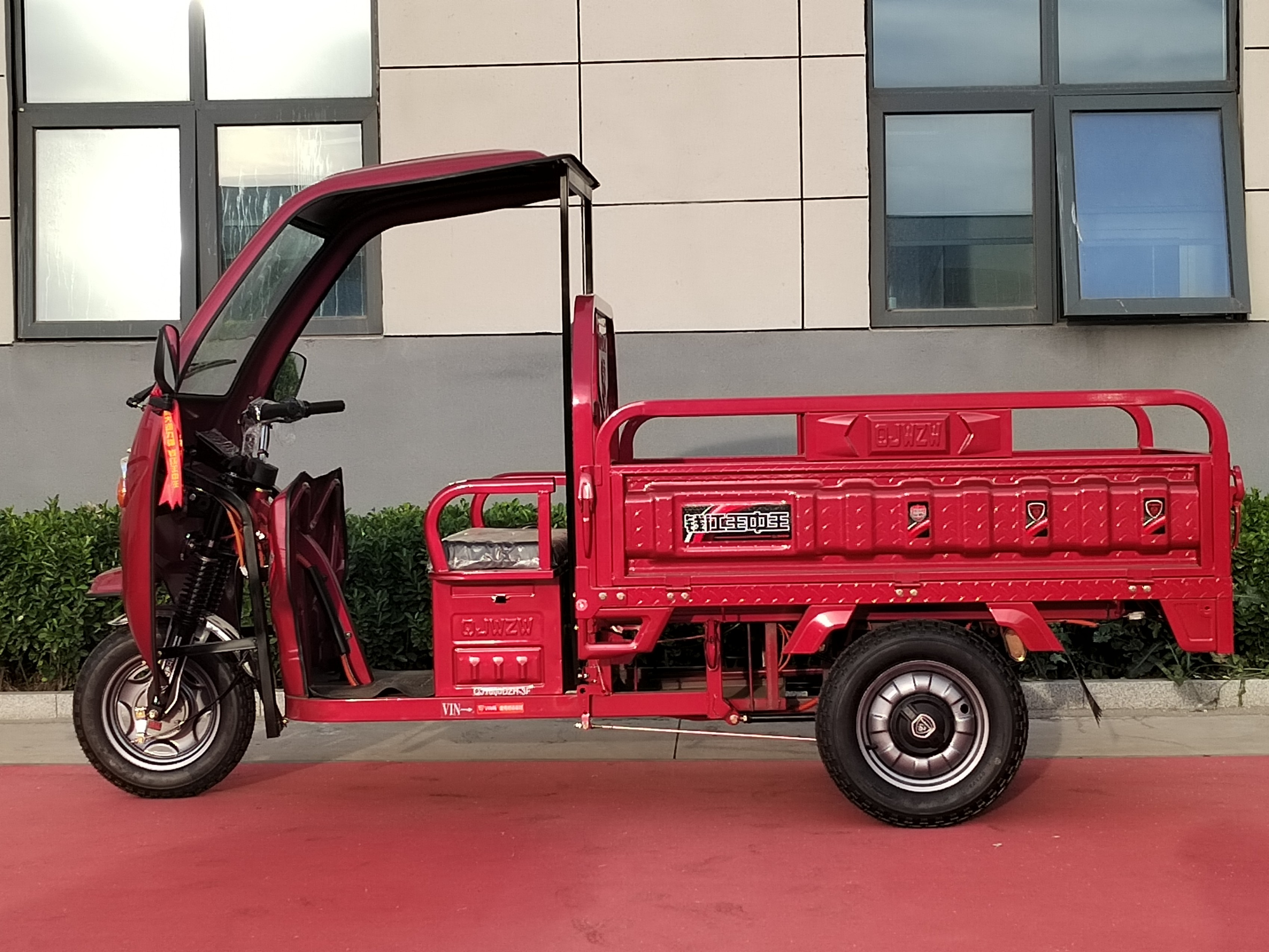 The second generation of the War Eagle simple shed electric vehicle The second generation of the War Eagle simple shed electric vehicle