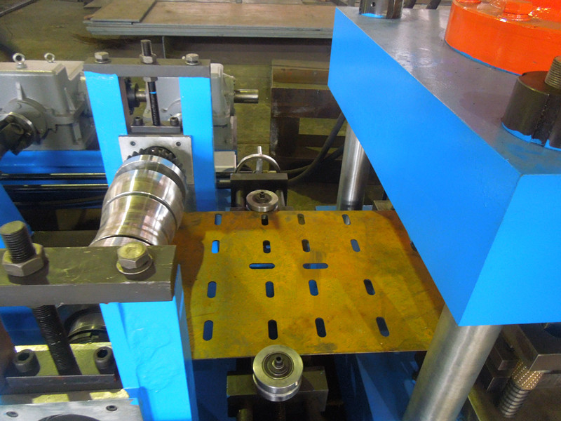 Guardrail roll forming machine