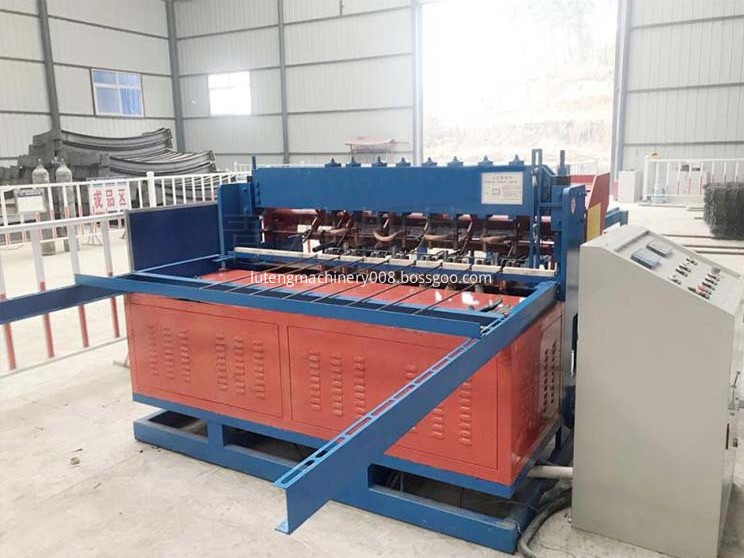 Rebar mesh welding machine