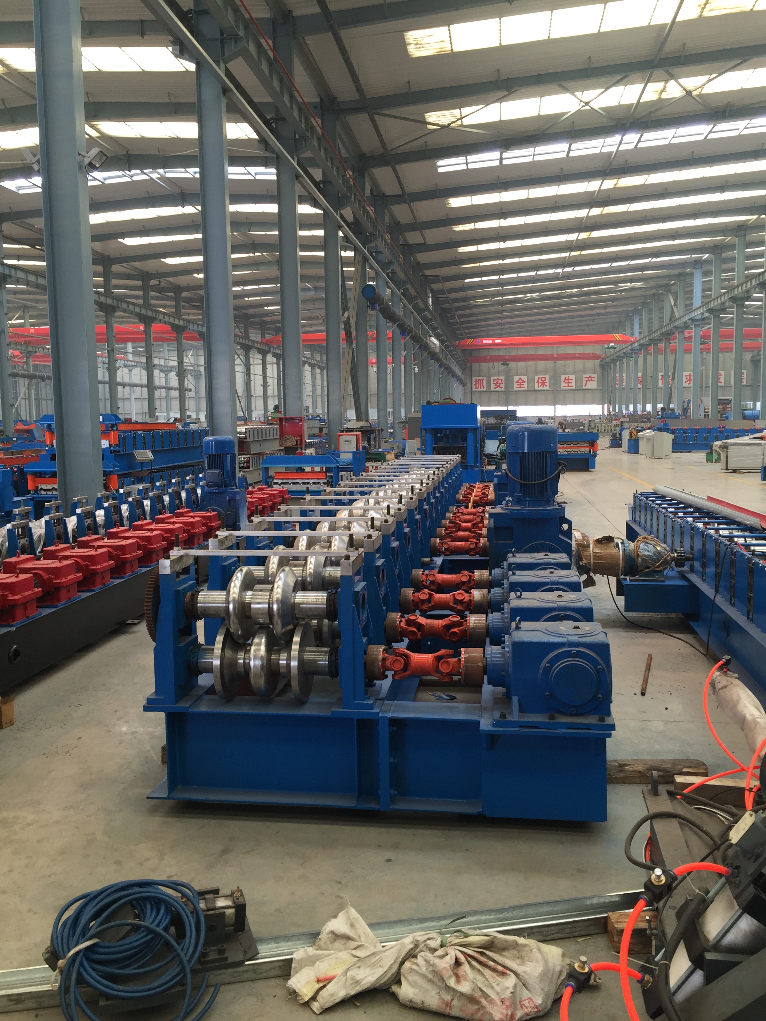 Guardrail roll forming machine