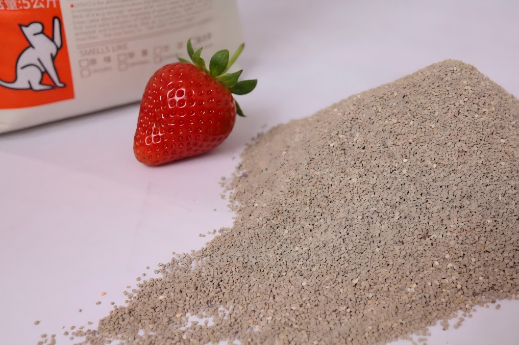 1.5mm Strawberry Scented Activated Charcoal Bentonite Cat Litter 1.5mm Strawberry Scented Activated Charcoal Bentonite Cat Litter