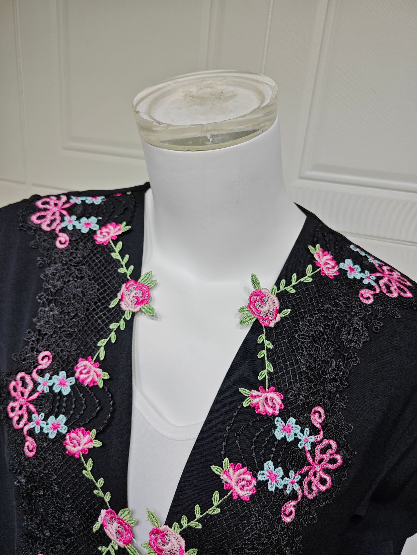 Elegant Black Floral Embroidered Lace Abaya Cardigan MQ275 (4) Elegant Black Floral Embroidered Lace Abaya Cardigan MQ275 (4)