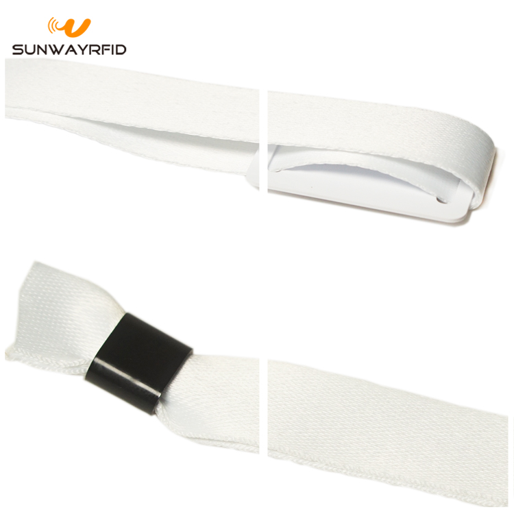 detalhe de pulseira de tecido fabric wristband detail