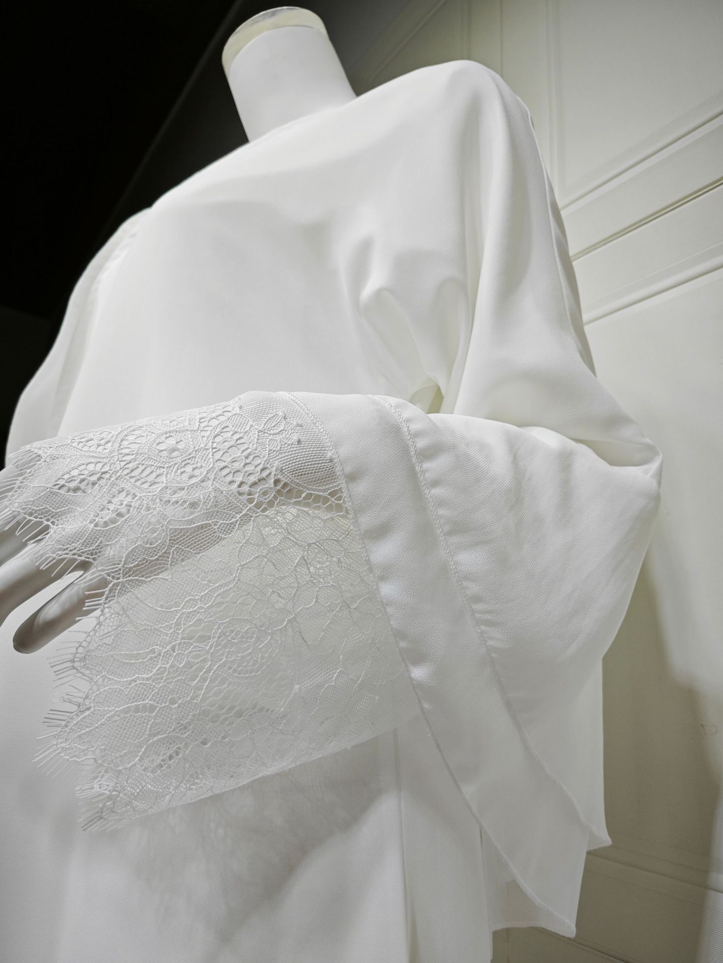 White Lace Abaya Set Matching Scarf MQ221 (3) White Lace Abaya Set Matching Scarf MQ221 (3)