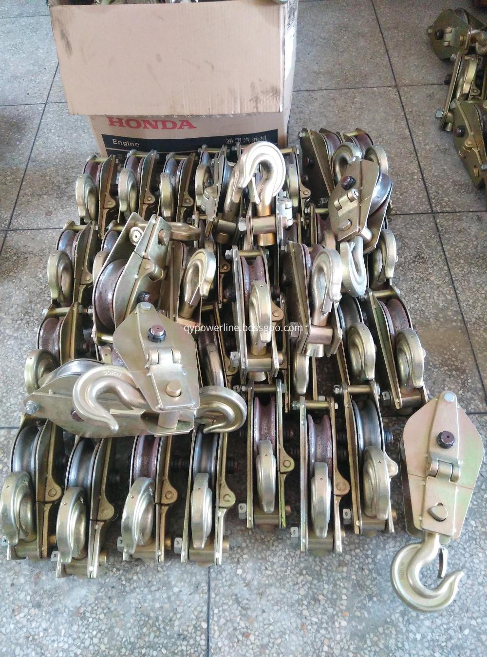 Hoisting tackle and pulley block for lifting rope Hoisting tackle and pulley block for lifting rope