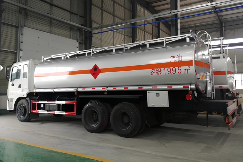 High-Capacity 6x4 Oil Tanker Truck Delong 19.9m³ High-Capacity 6x4 Oil Tanker Truck Delong 19.9m³