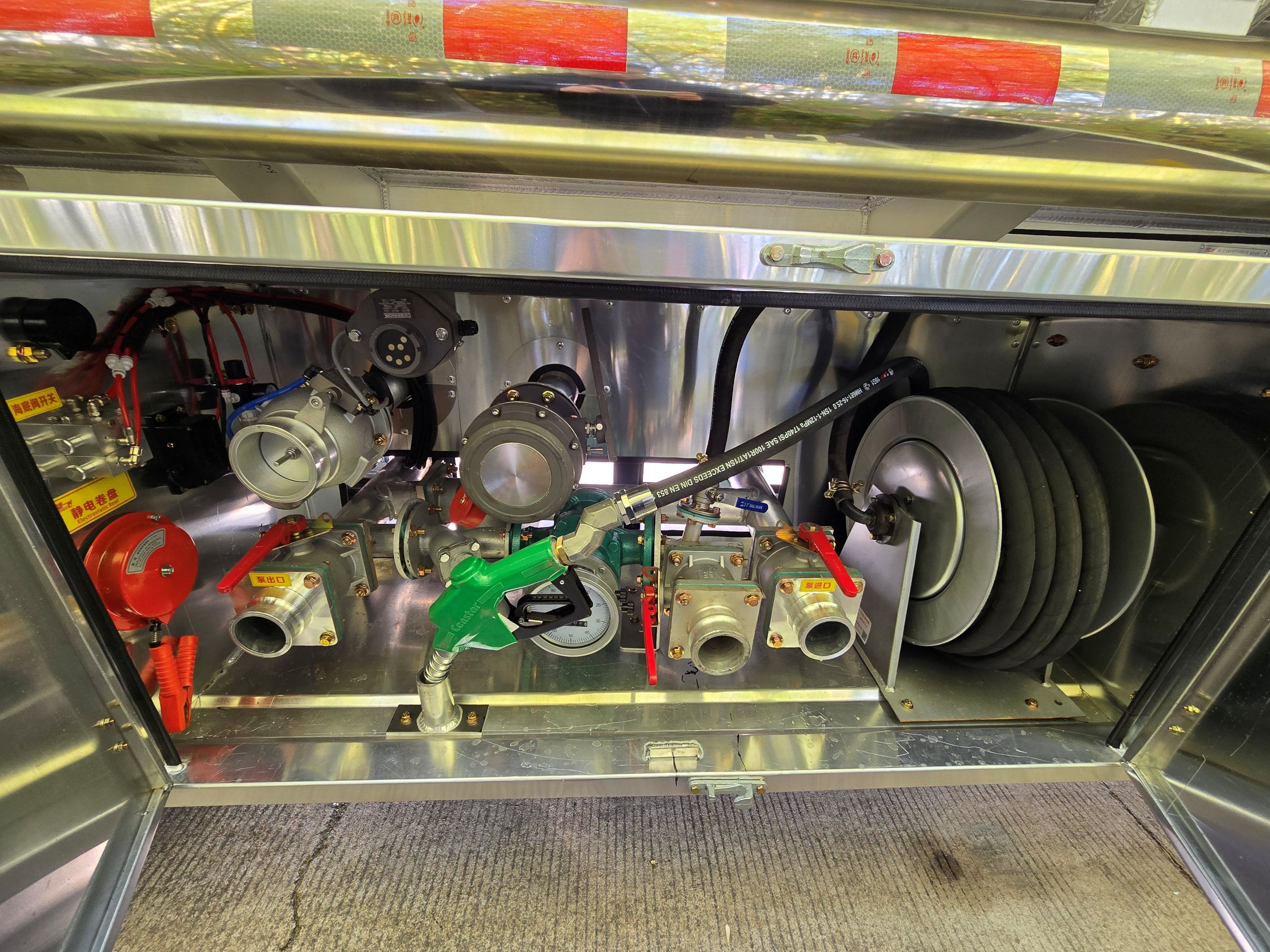 SITRAK HOWO 8×4 Oil Tanker Truck Delong 30.2m³ SITRAK HOWO 8×4 Oil Tanker Truck Delong 30.2m³