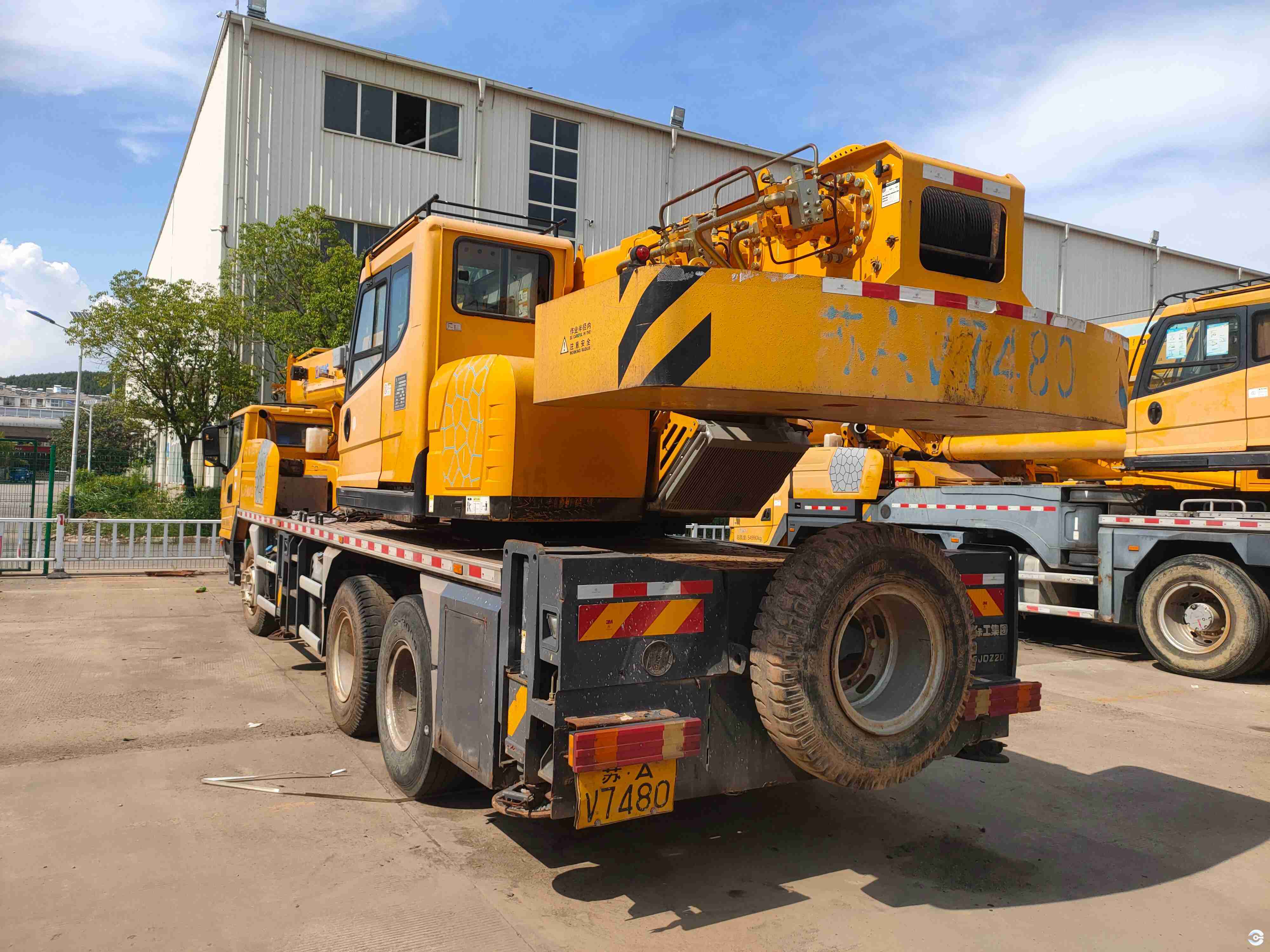 Affordable XCMG truck crane, high efficiency and low fuel consumption Affordable XCMG truck crane, high efficiency and low fuel consumption