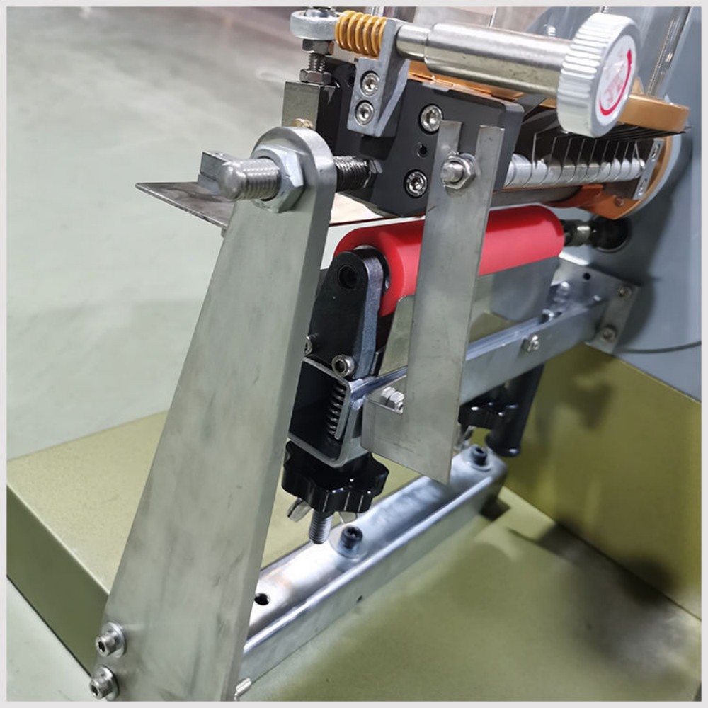 DL-126-B MultiFunctionHeavy Object Micro-customization Sealing Speed Regulation Gluing Machine (5) DL-126-B MultiFunctionHeavy Object Micro-customization Sealing Speed Regulation Gluing Machine (5)