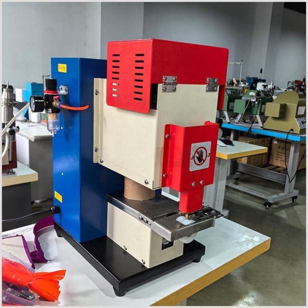 DL-7522 Hot Melt Leather Zipper Edge Gluing Machine Automatic Gluing Machine (6) DL-7522 Hot Melt Leather Zipper Edge Gluing Machine Automatic Gluing Machine (6)