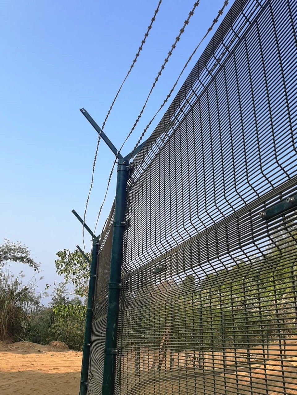 358fence (3) 358fence (3)