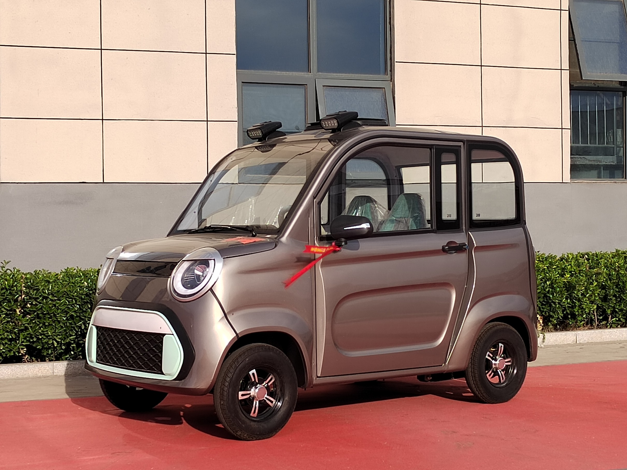 Fubao two-door fully enclosed electric vehicle for carrying passengers Fubao two-door fully enclosed electric vehicle for carrying passengers