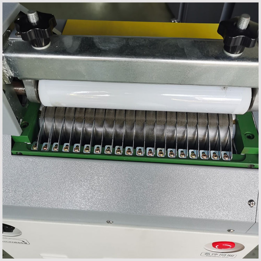 DL-7522 Hot Melt Gluing Machine Hot Melt Glue Roller Coater Glue Coating Machines (6) DL-7522 Hot Melt Gluing Machine Hot Melt Glue Roller Coater Glue Coating Machines (6)