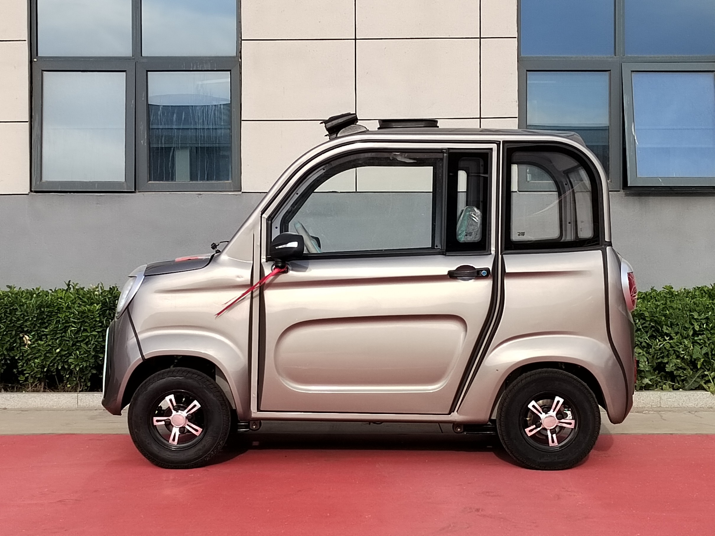 Fubao two-door fully enclosed electric vehicle for carrying passengers Fubao two-door fully enclosed electric vehicle for carrying passengers