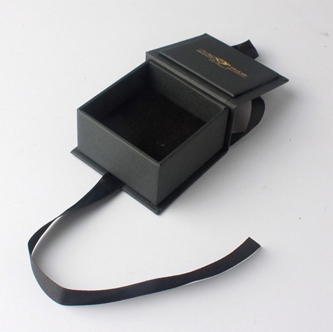foldable box with ribbon