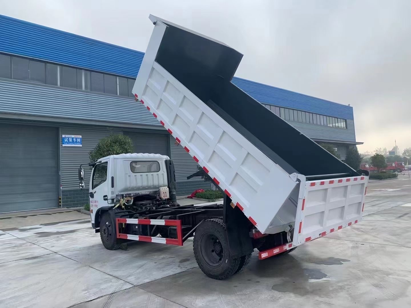 Dongfeng Dump Truck (2) Dongfeng Dump Truck (2)