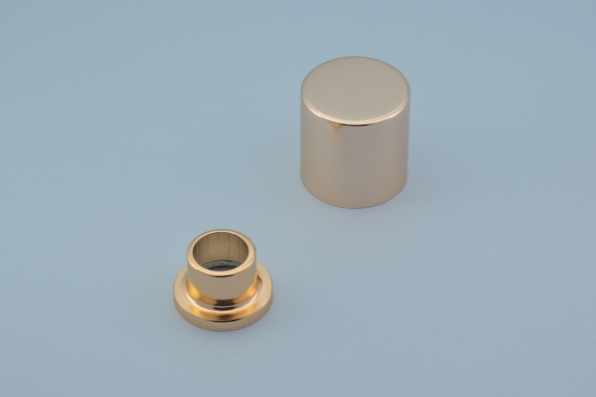 Shiny Gold Magnetic Perfume Bottle Cap For Fea 15 mm Shiny Gold Magnetic Perfume Bottle Cap For Fea 15 mm