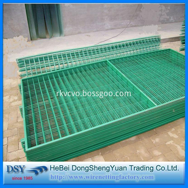 Welded wire mesh fence