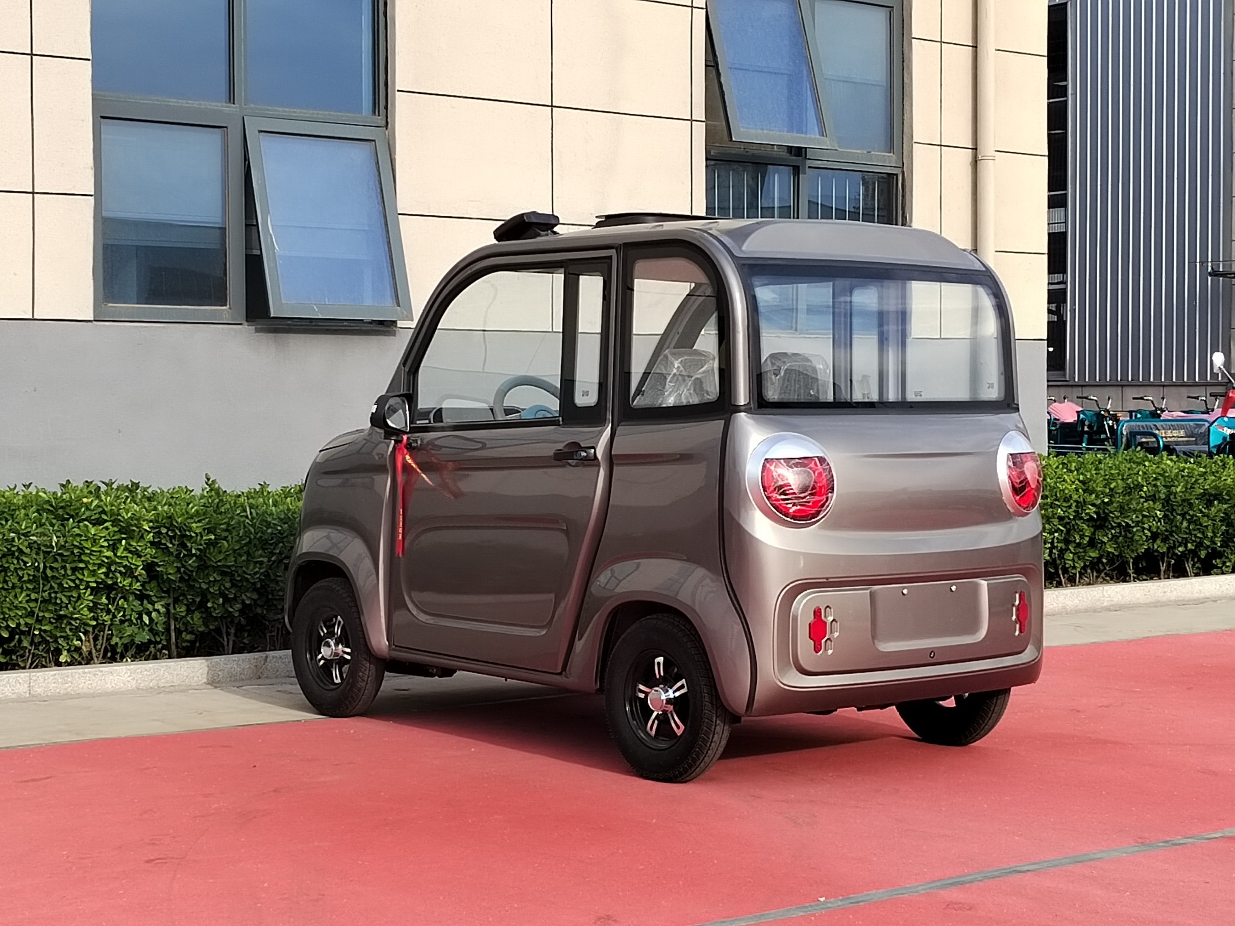Fubao two-door fully enclosed electric vehicle for carrying passengers Fubao two-door fully enclosed electric vehicle for carrying passengers