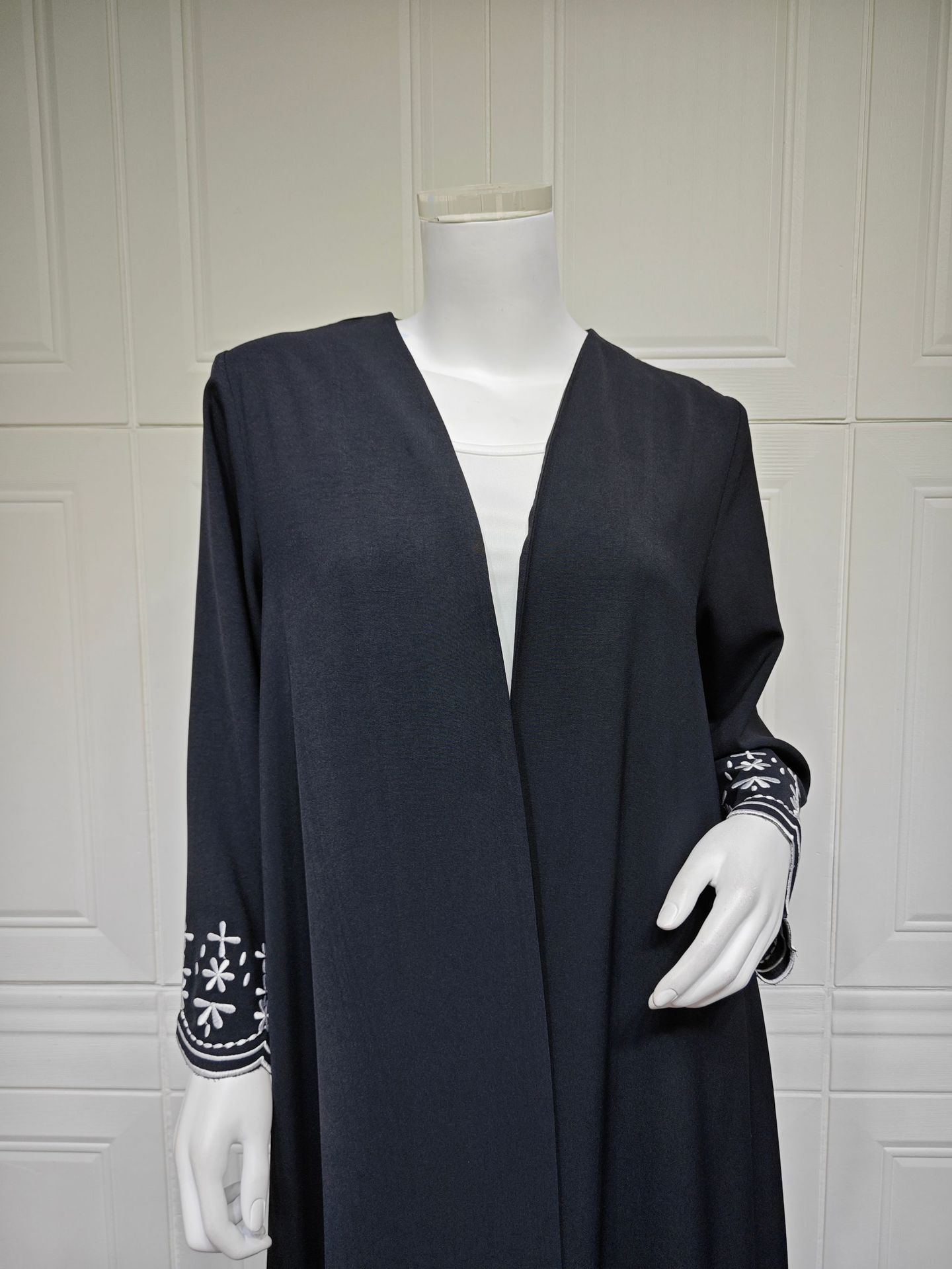 Black Abaya Hijab Set with White Floral Embroidery MQ258 (4) Black Abaya Hijab Set with White Floral Embroidery MQ258 (4)