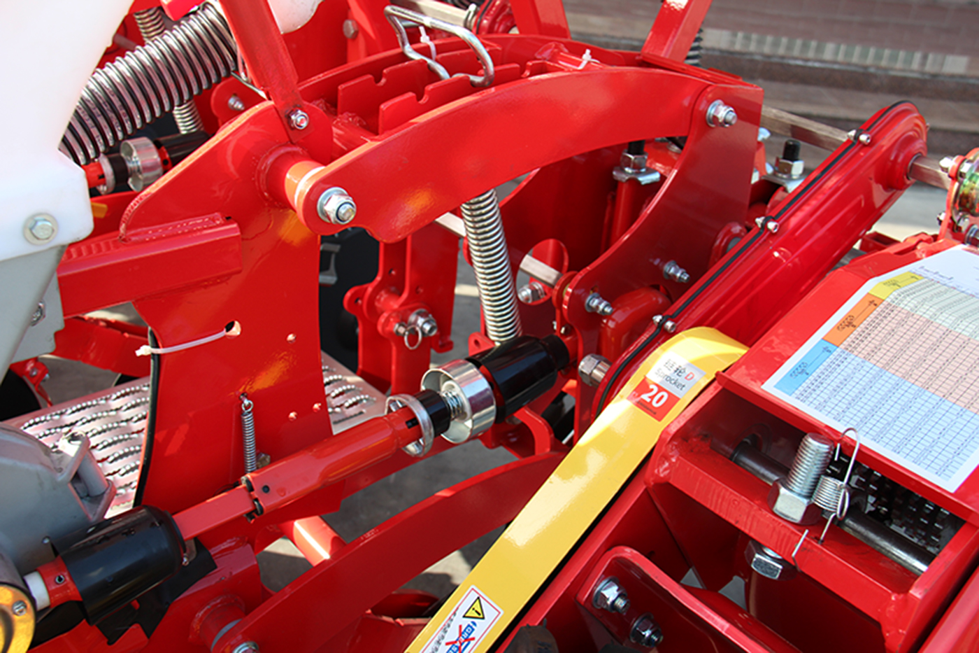 Reduces soil disturbance and improves field performance. Reduces soil disturbance and improves field performance.