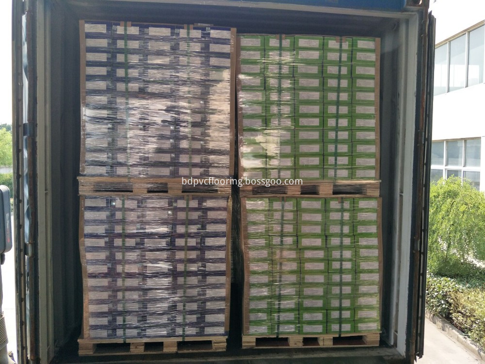 Behälter Spc-Bodenbelag-Fliesen Container Of Spc Flooring Tiles
