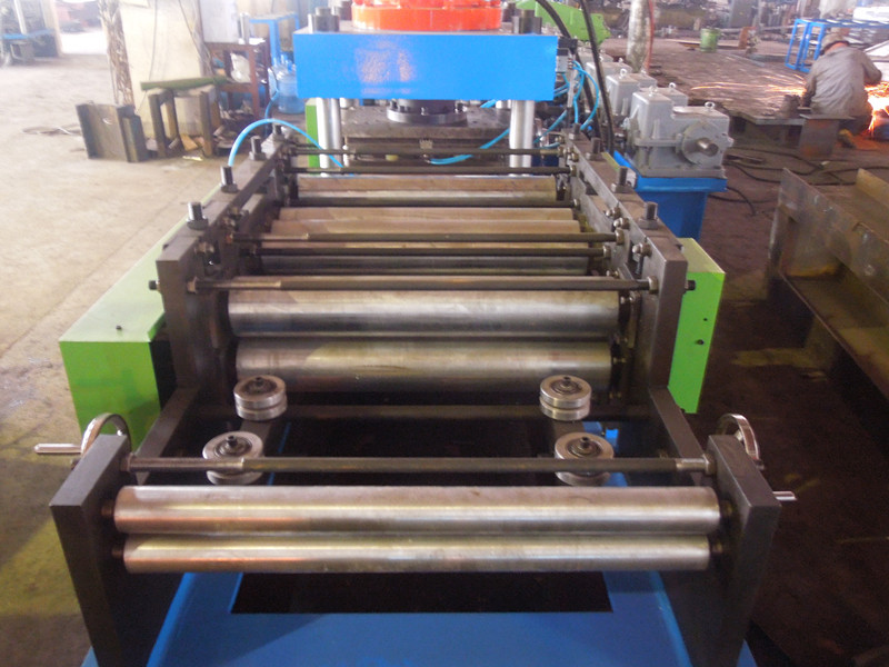 Guardrail roll forming machine