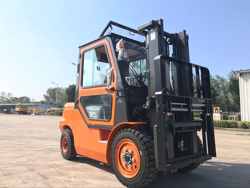 Forklift With Fork Positioner