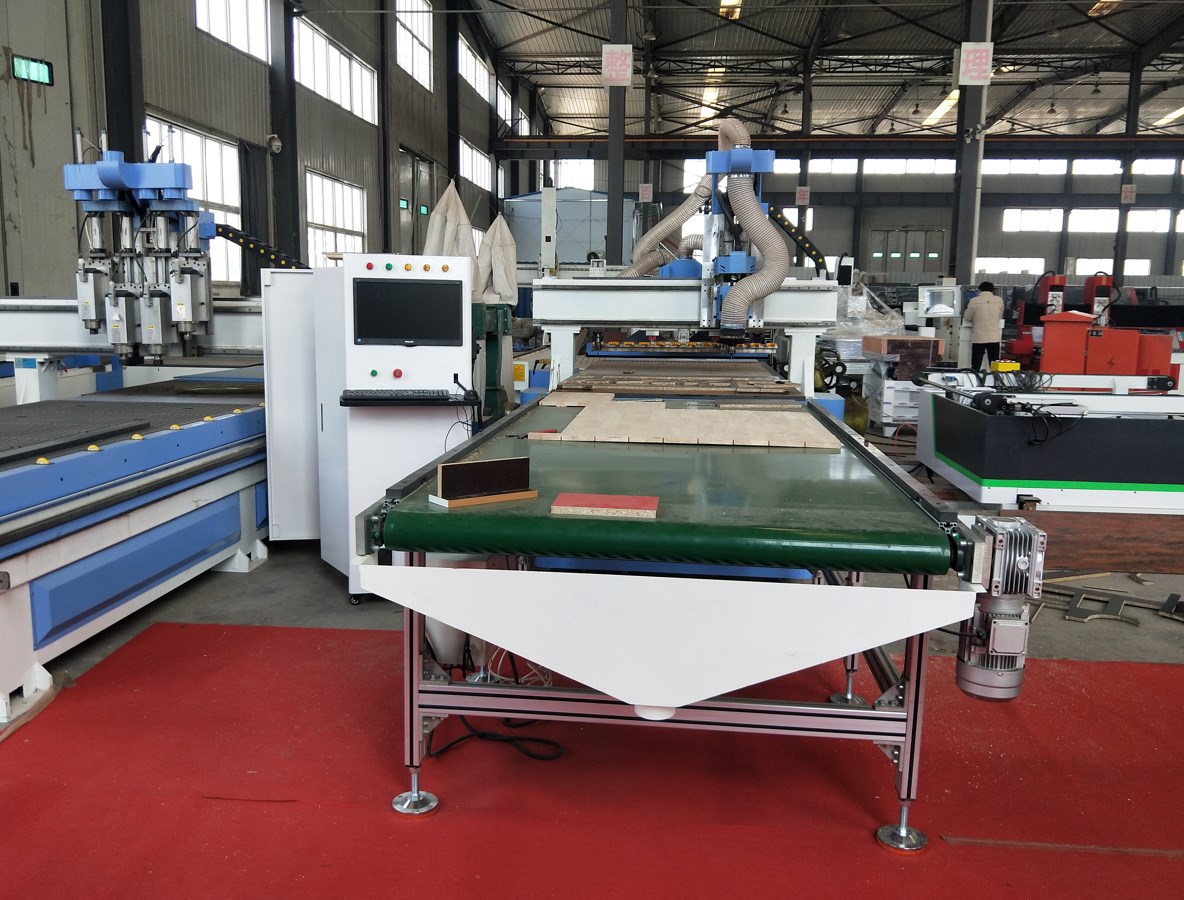 Be- und Entladen von CNC-Fräsmaschinen loading and unloading cnc router machine