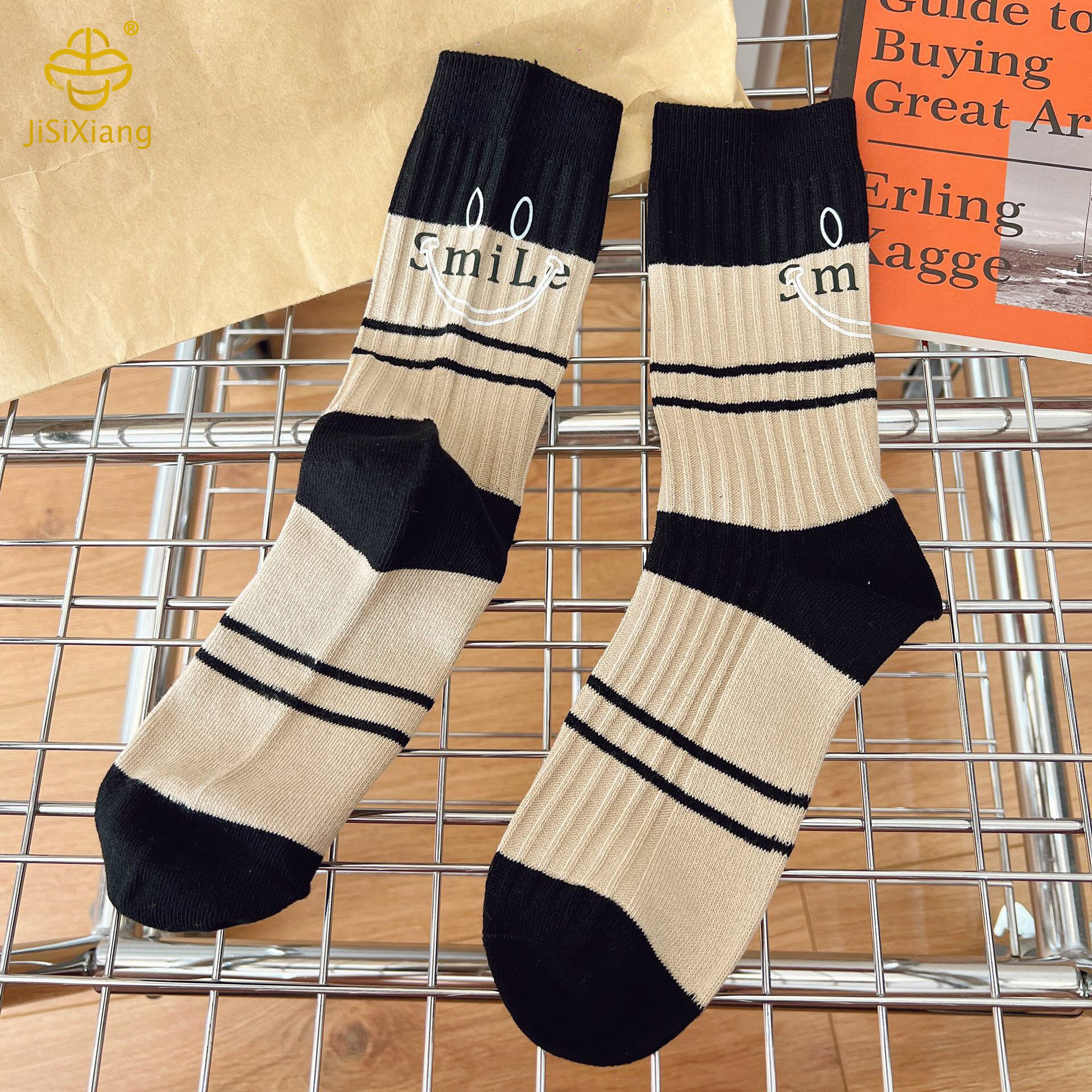 Korean cartoon hot stamping smiley face contrasting mid tube sock Korean cartoon hot stamping smiley face contrasting mid tube sock