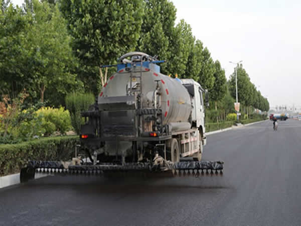 asphalt distributor truck