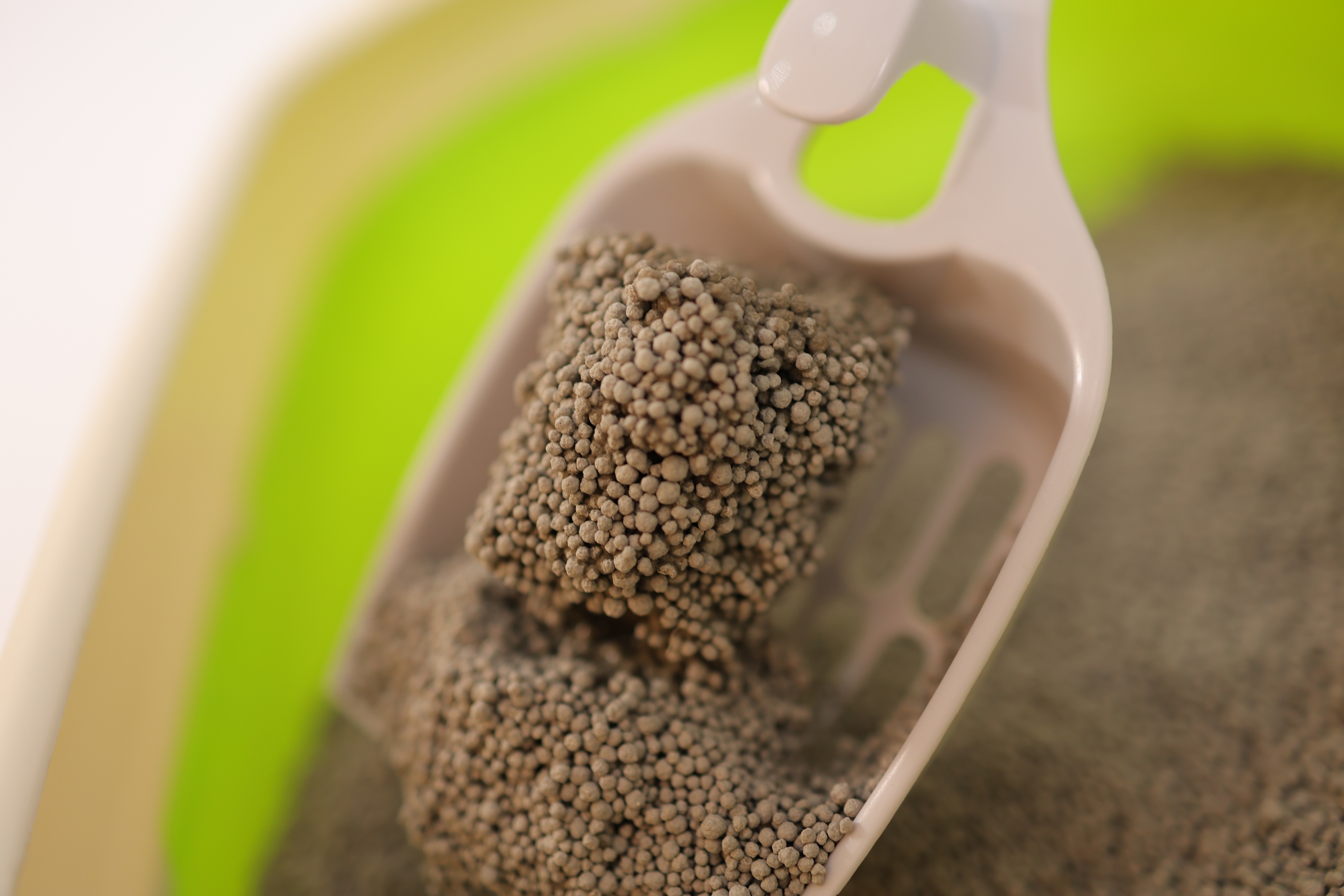 Mixed Size Rose Scented Bentonite Cat Litter Mixed Size Rose Scented Bentonite Cat Litter