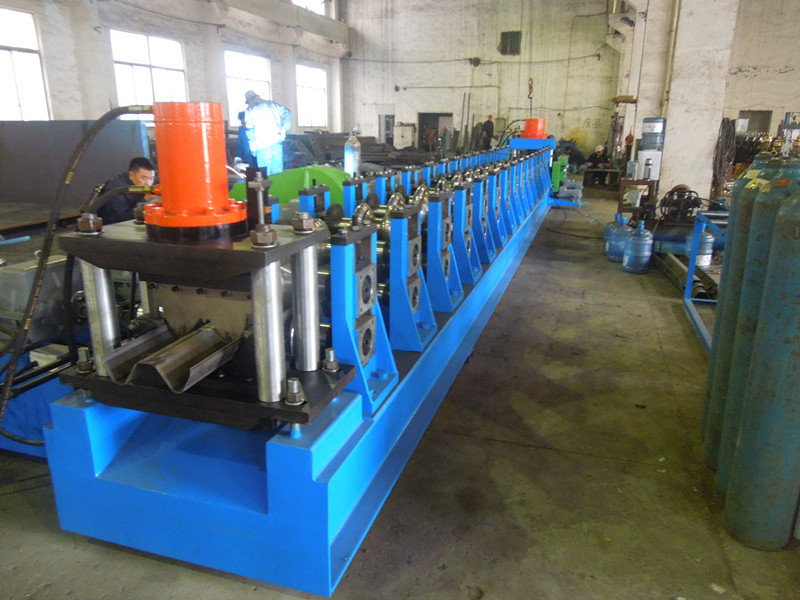 Guardrail roll forming machine