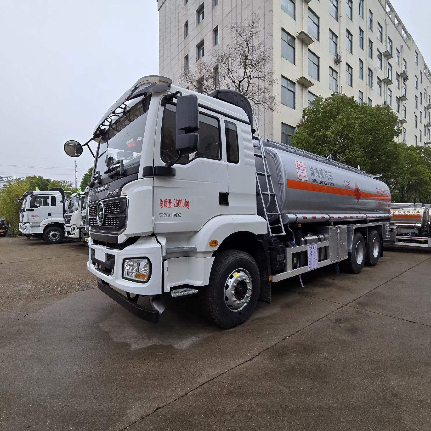 Delong 6×4 tanker Petroleum transport truck Delong 6×4 tanker Petroleum transport truck
