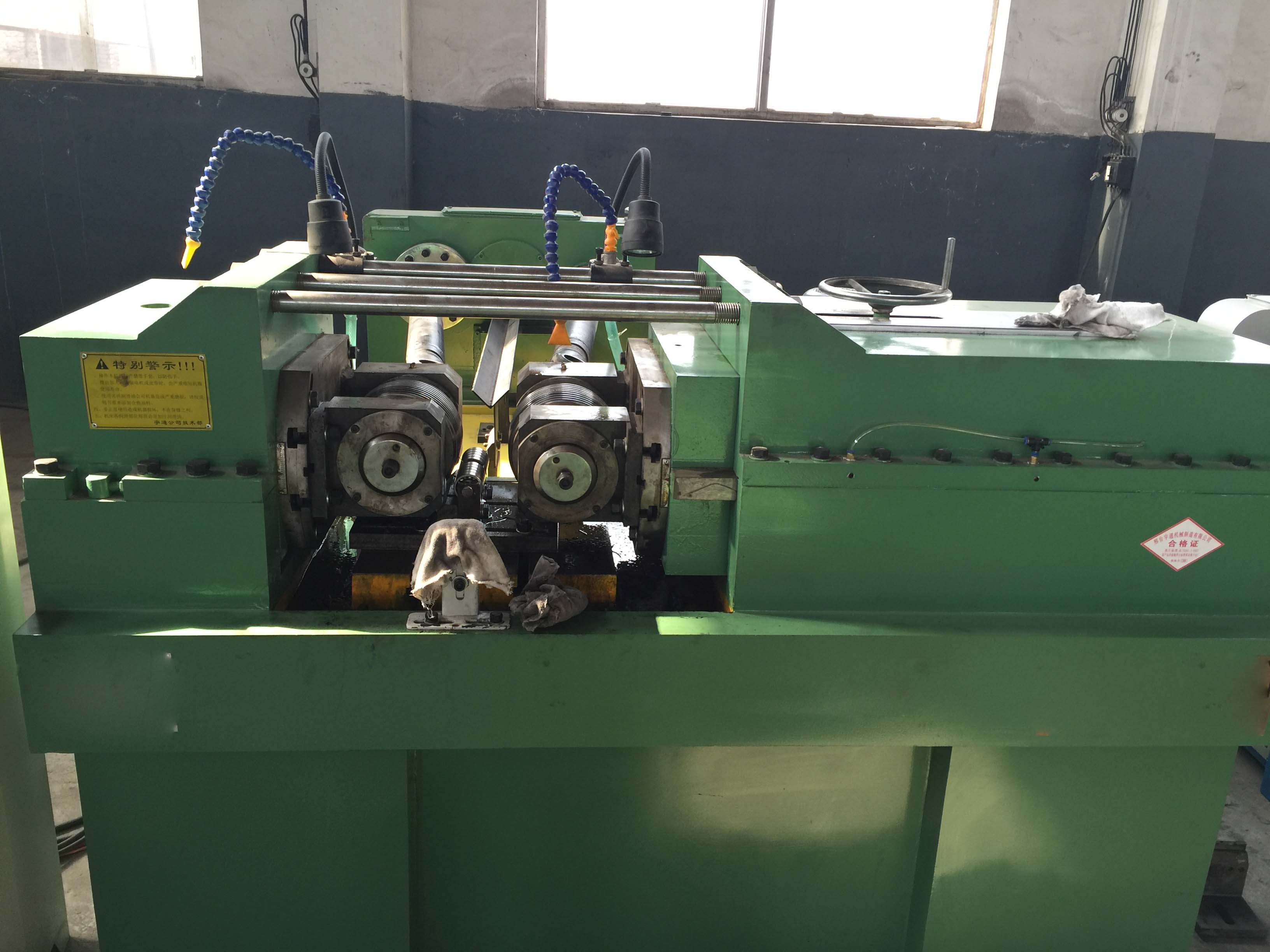 Thread rolling machine