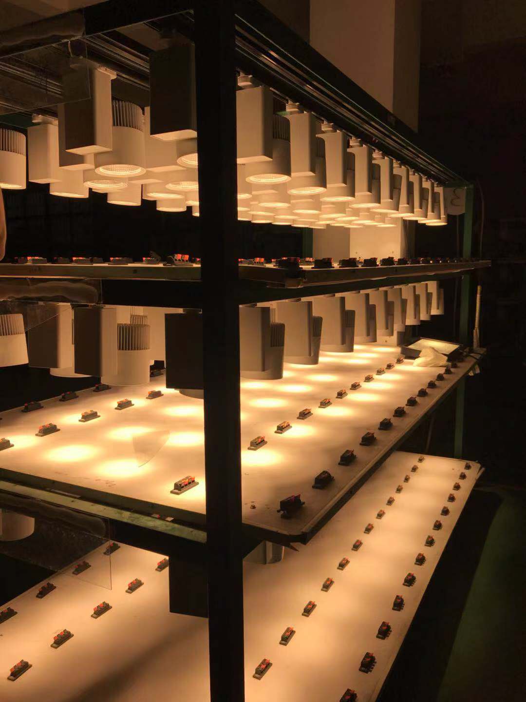éclairage sur rail à intensité variable dimmable track light