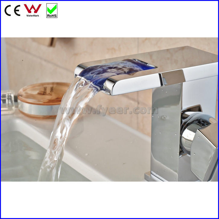 China High Quality Waterafll Color LED Basin Faucet (FD15058F)