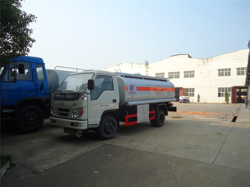 Low Price China Brand 4*2 Transport Fuel Oil Tank Truck with Refueling System