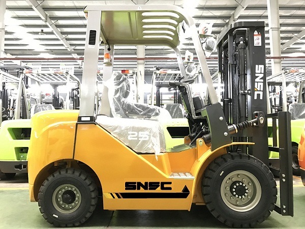 6m Height 2.5t Diesel Forklift with Bale Clamp