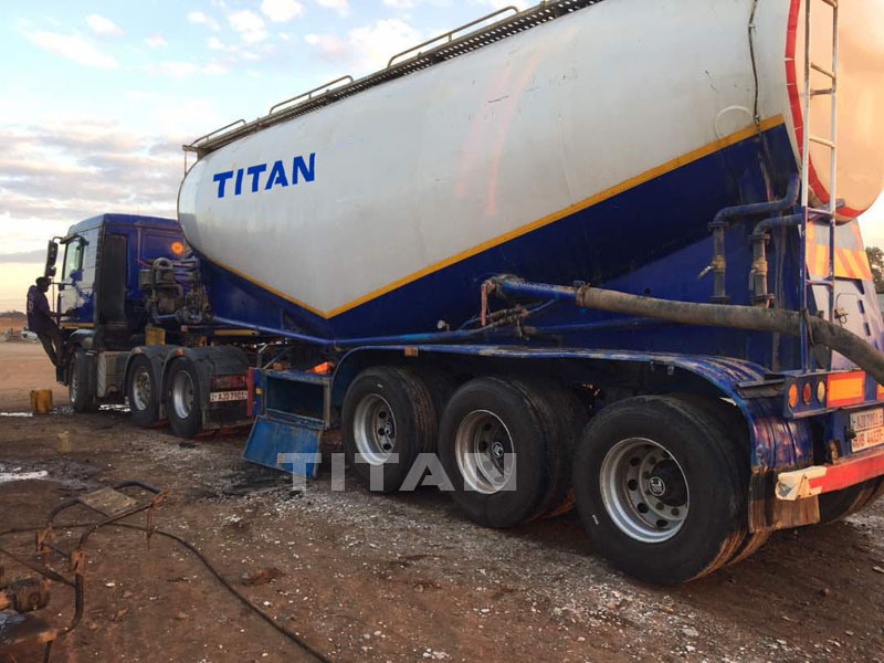 3 Axle 35/40/45/60cbm Steel Fly Ash/Bulk Dry Silo/Cement Bulker Carrier Trailer/Powder Material Tank Tanker Truck Semi Trailers with Engine Compressor