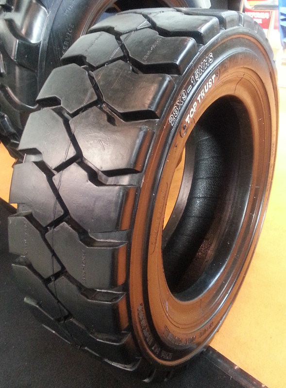 New Rubber Forklift Pneumatic Tire/Tyres (8.25-15, 8.25-12, 28*9-15, 750-15, 700-12, 700-9, 650-10, 600-9, 500-8)