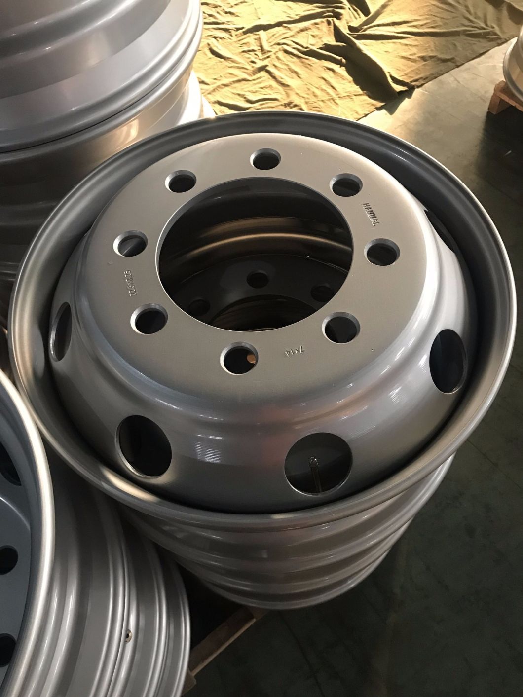 Cheap Price Trailer Wheel Disc, Steel Rims, Truck Wheels 22.5*8.25 for Hyundai, Hino, Center Hole 221, P. C. D 285