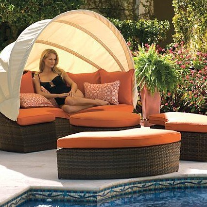 Outdoor Wicker Chaise Lounge with Tent