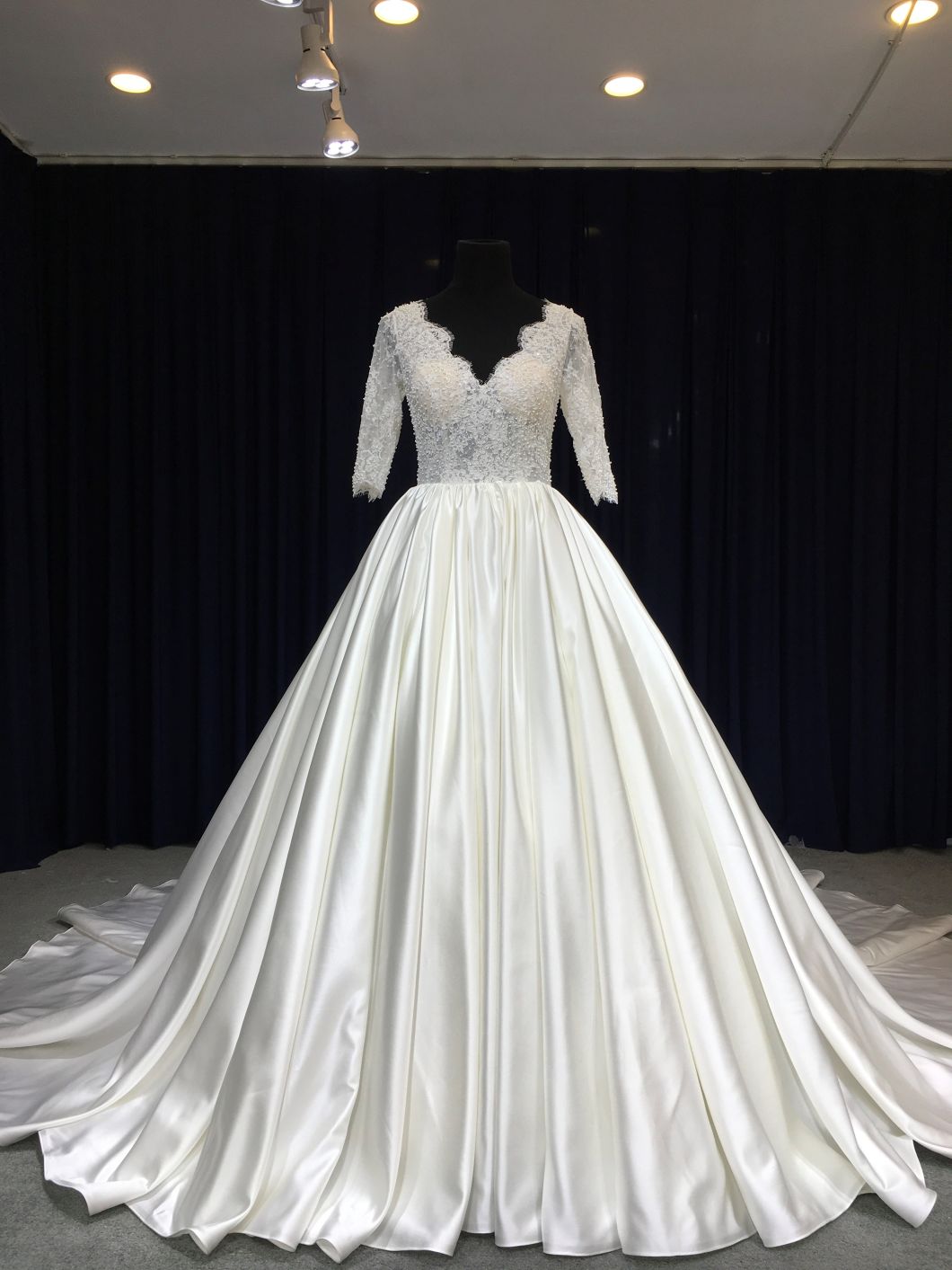 Aoliweiya Newest Designer Tram Lace Wedding Dress
