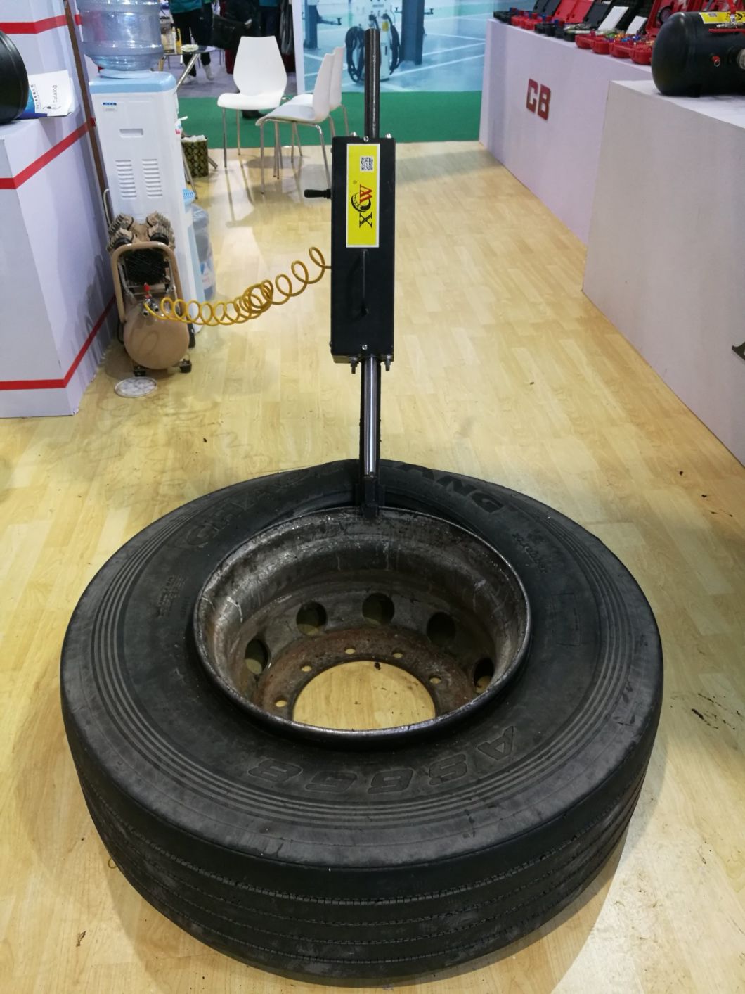 Pneumatic Tire Demounting Tool for Tubeless Truck Tires