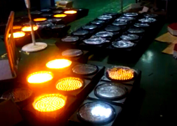 Top Quality Solar-Powered Traffic Light / LED Amber Flashing Light