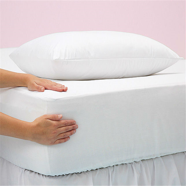 Light Soft White Color Waterproof Hypoallergenic Quilted Mattress Protector