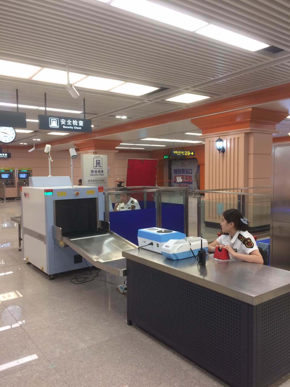 Xray Baggage Scanner for Airport/Hotel/Logistics Security Checking At6550b