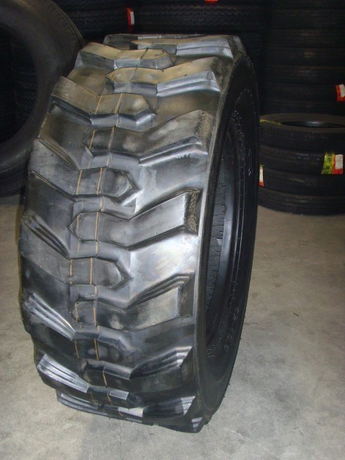 Pneumatic Bobcat Skidsteer Tyres (10-16.5/12-16.5/14-17.5/15-19.5)