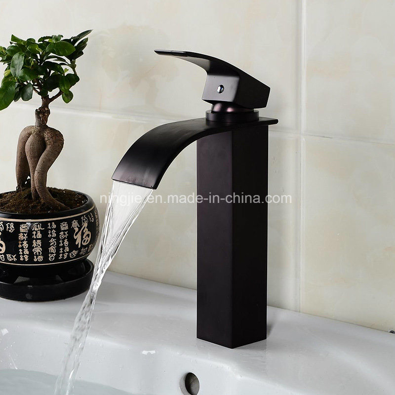 Quality Bathroom Life New Style Black and Chrome Finished Wash Basin Faucet